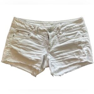 American Eagle White Stretch Distressed Shorts • Size 6 • EUC
